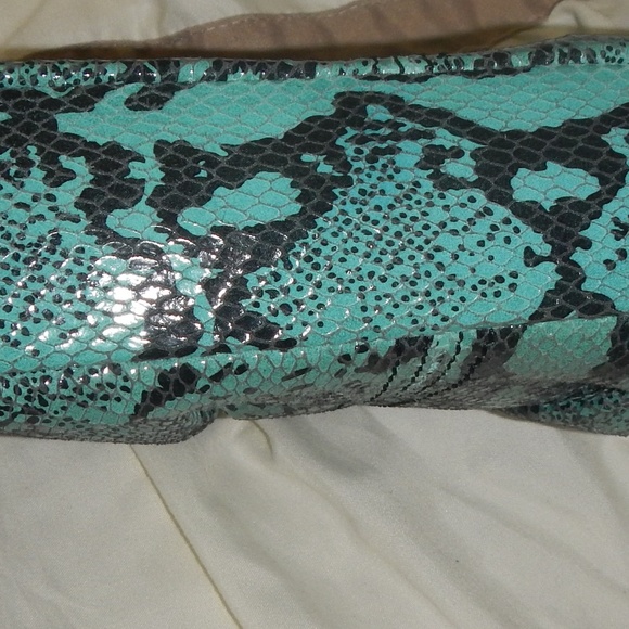 Kenneth Cole REACTION Snake-Skin Print Clutch - Picture 4 of 5
